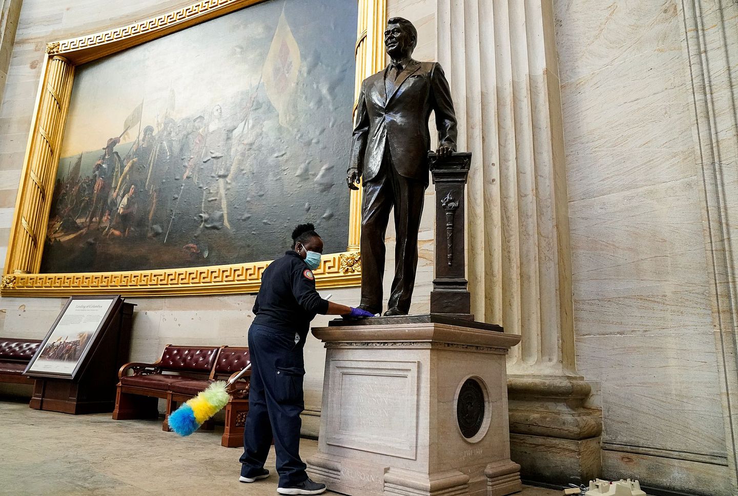 2021年1月7日，一名工人在清理美国国会大厦圆形大厅内的前总统里根（Ronald Reagan）雕像。（Reuters）