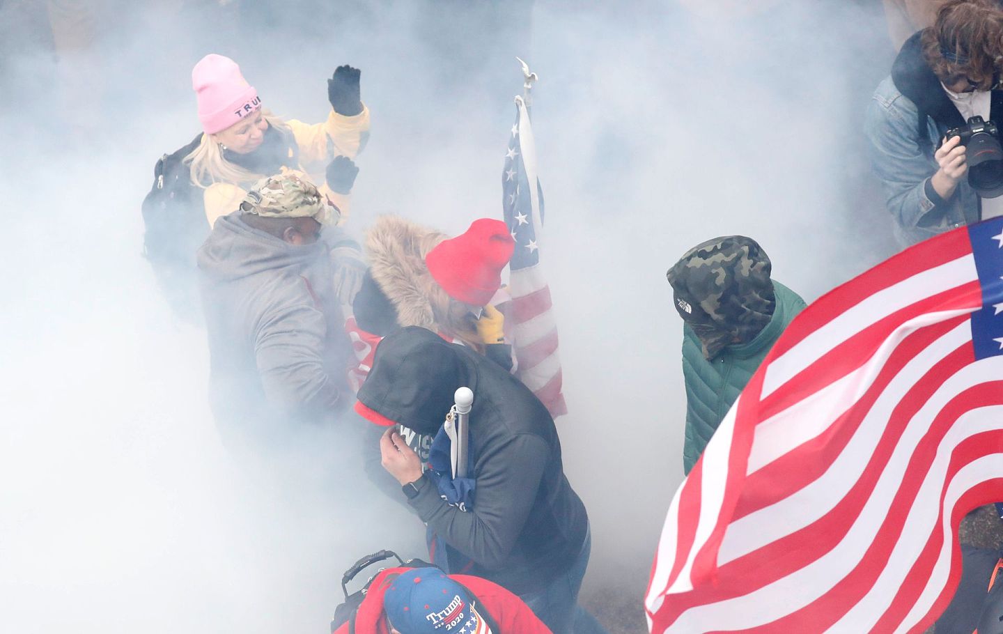 图为2021年1月6日，美国总统特朗普的支持者于国会大厦外面集会，演变成为冲突，警察施放催泪弹。（Reuters）