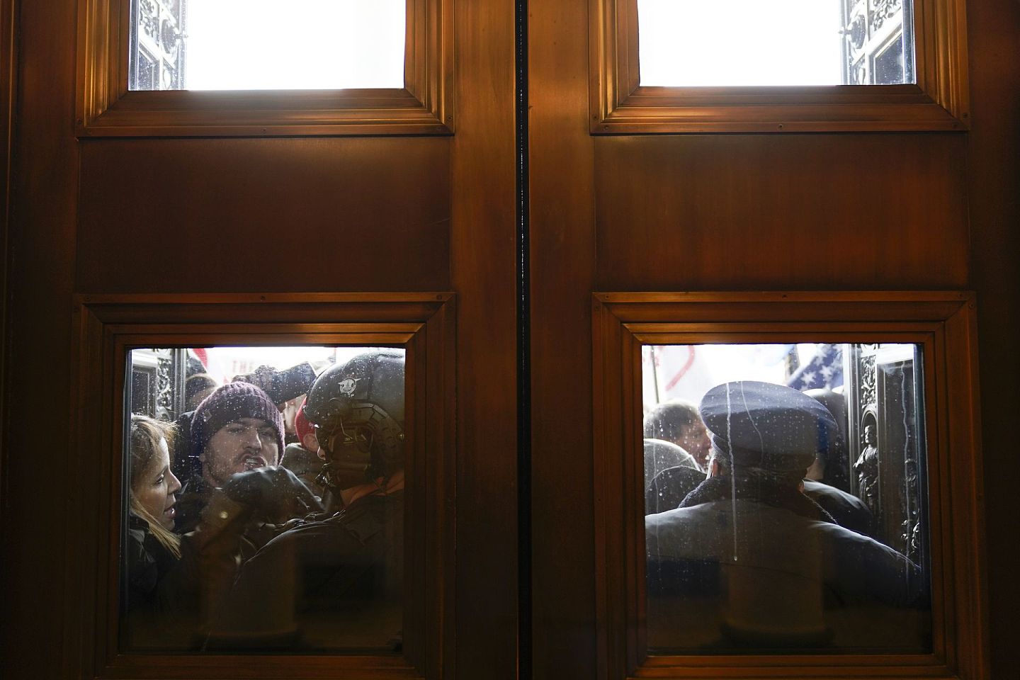 图为2021年1月6日，美国国会大厦的警察试图阻止示威者闯进国会。（AP）