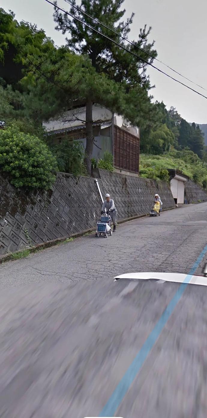 日本网友用谷歌街景看到过世7年的父亲：抽烟等母亲回家，众网友尝试后，惊呆了（组图） - 7