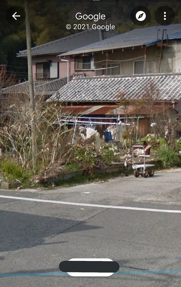 日本网友用谷歌街景看到过世7年的父亲：抽烟等母亲回家，众网友尝试后，惊呆了（组图） - 13