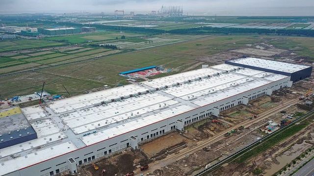 图为2019年，一座位于上海的正在施工中的特斯拉工厂。
