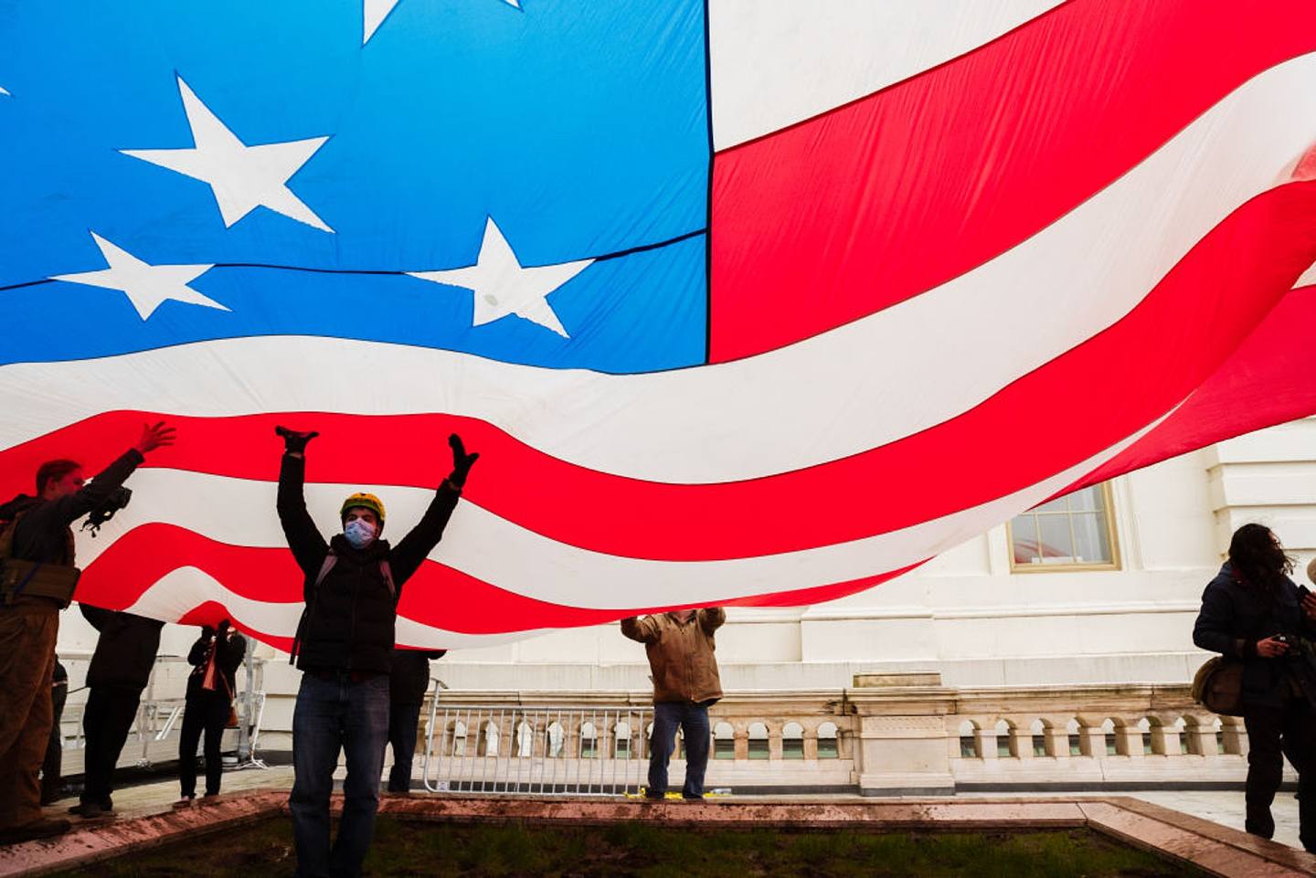图为2021年1月6日，美国总统特朗普的支持者于国会大厦展示巨型国旗。 （Getty Images）