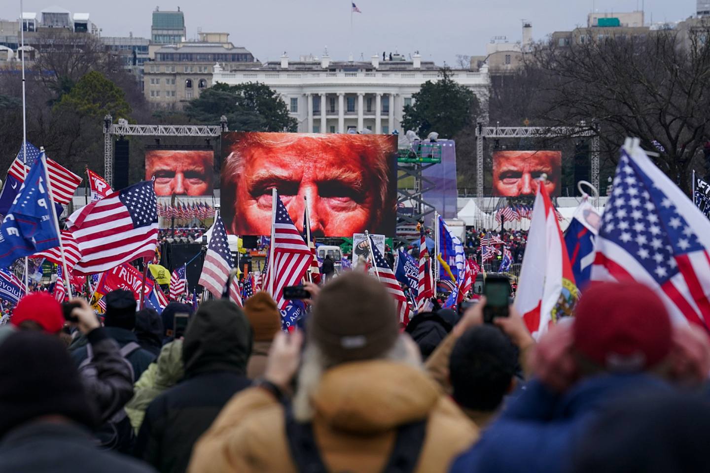 1月6日，美国华盛顿，特朗普支持者在白宫外集会。 （John Minchillo／美联社）