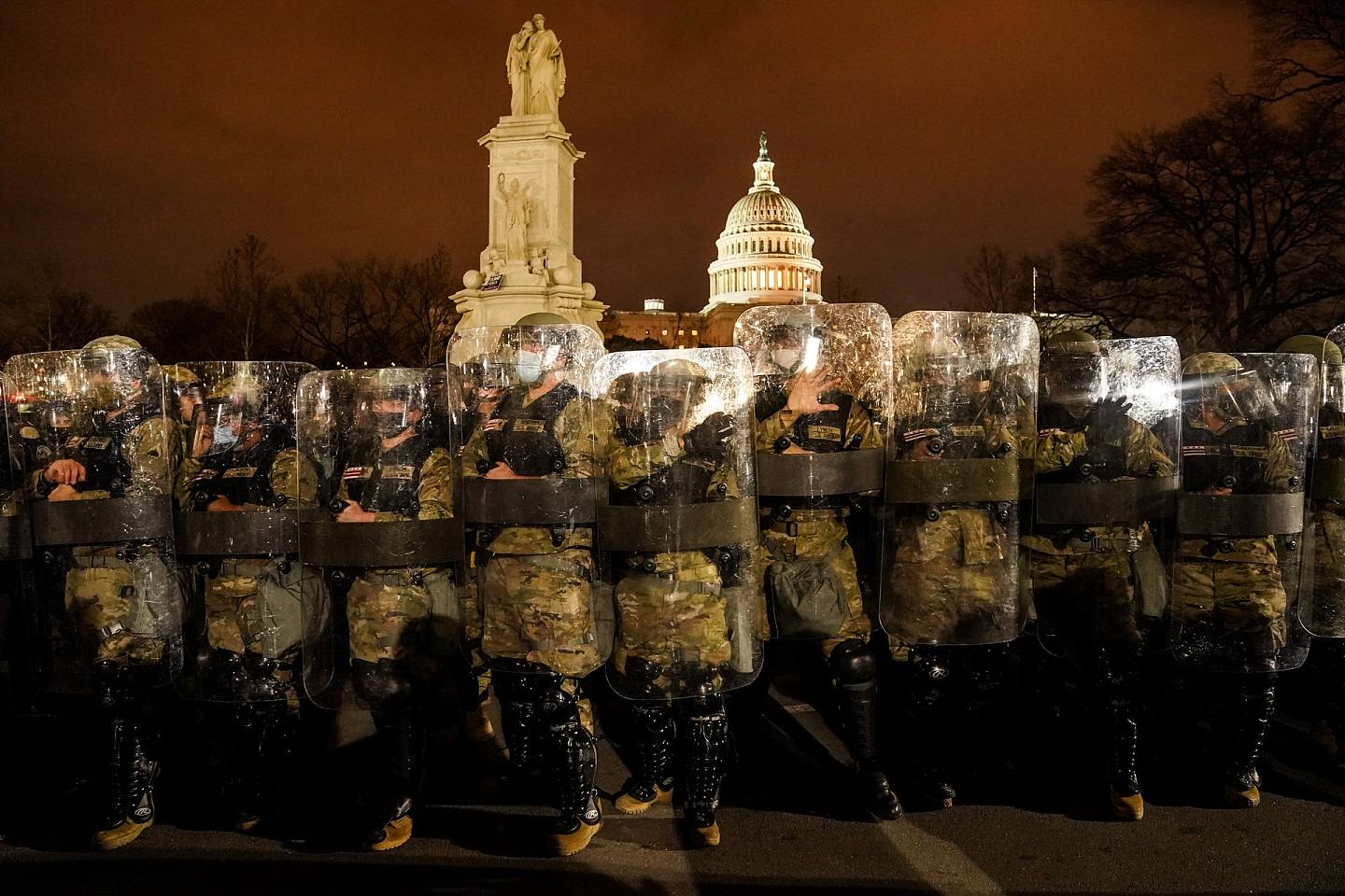 2021年1月6日，周三晚上，經過一天的抗議後，哥倫比亞特區國民警衛隊站在國會大廈外。這是令人震驚的一天，一些立法者和抗議者試圖推翻美國總統選舉，削弱美國的民主，阻止民主黨人拜登取代特朗普入主白宮。(AP)