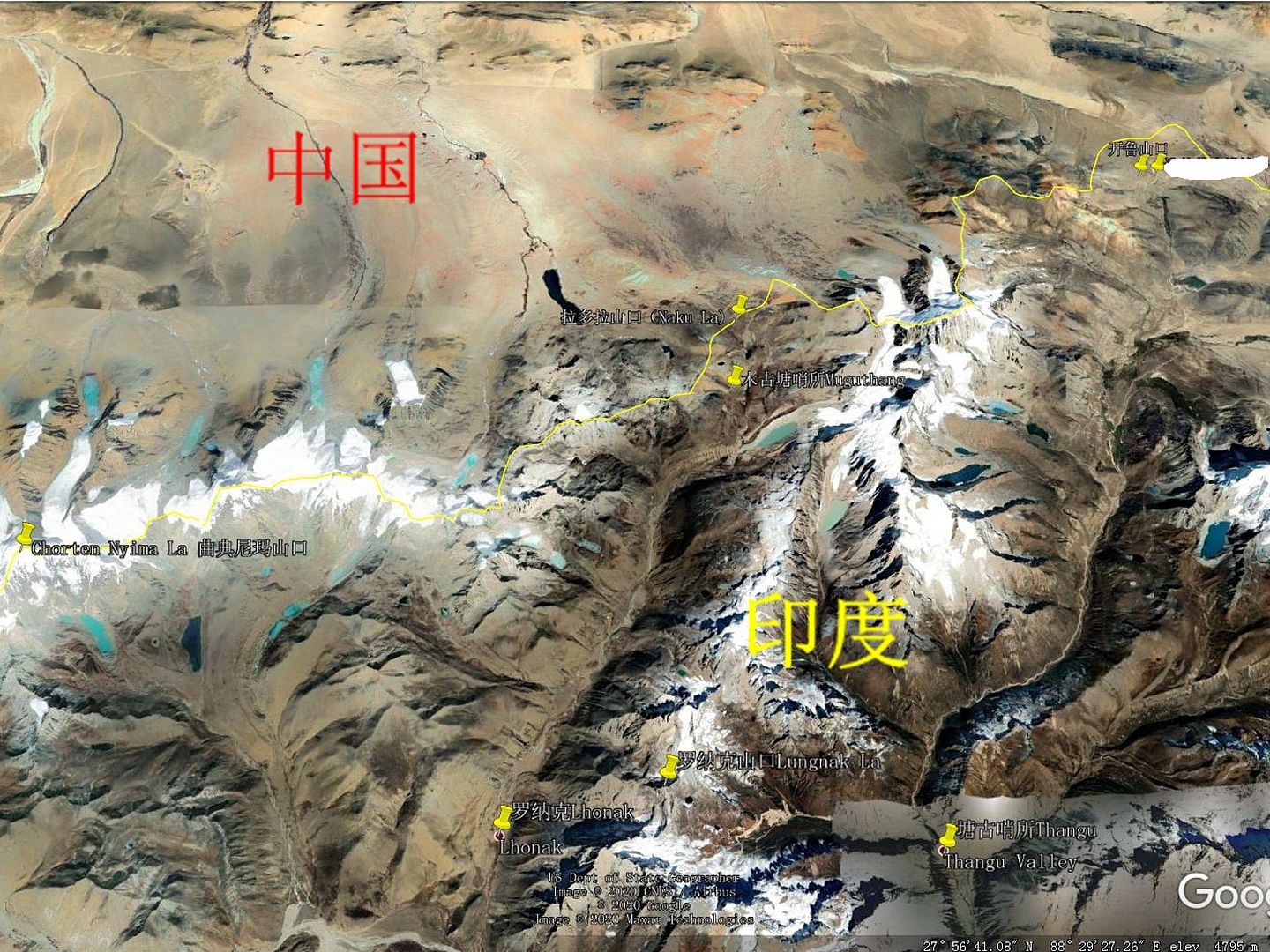 拉多拉山口附近中印态势。图中黄色线条为谷歌地图上的中印边境锡金段边界线，上为中国，下为印度，印度在拉多拉山口当面建有木古塘哨所。（谷歌地图截图）