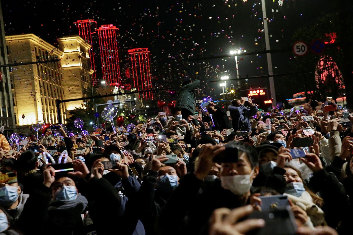 2020年12月31日，在曾经的疫情爆发中心，中国武汉民众聚集在一起，迎接新年的到来。跨年夜的武汉呈现出一片流光溢彩的繁华盛世场景。（Reuters）