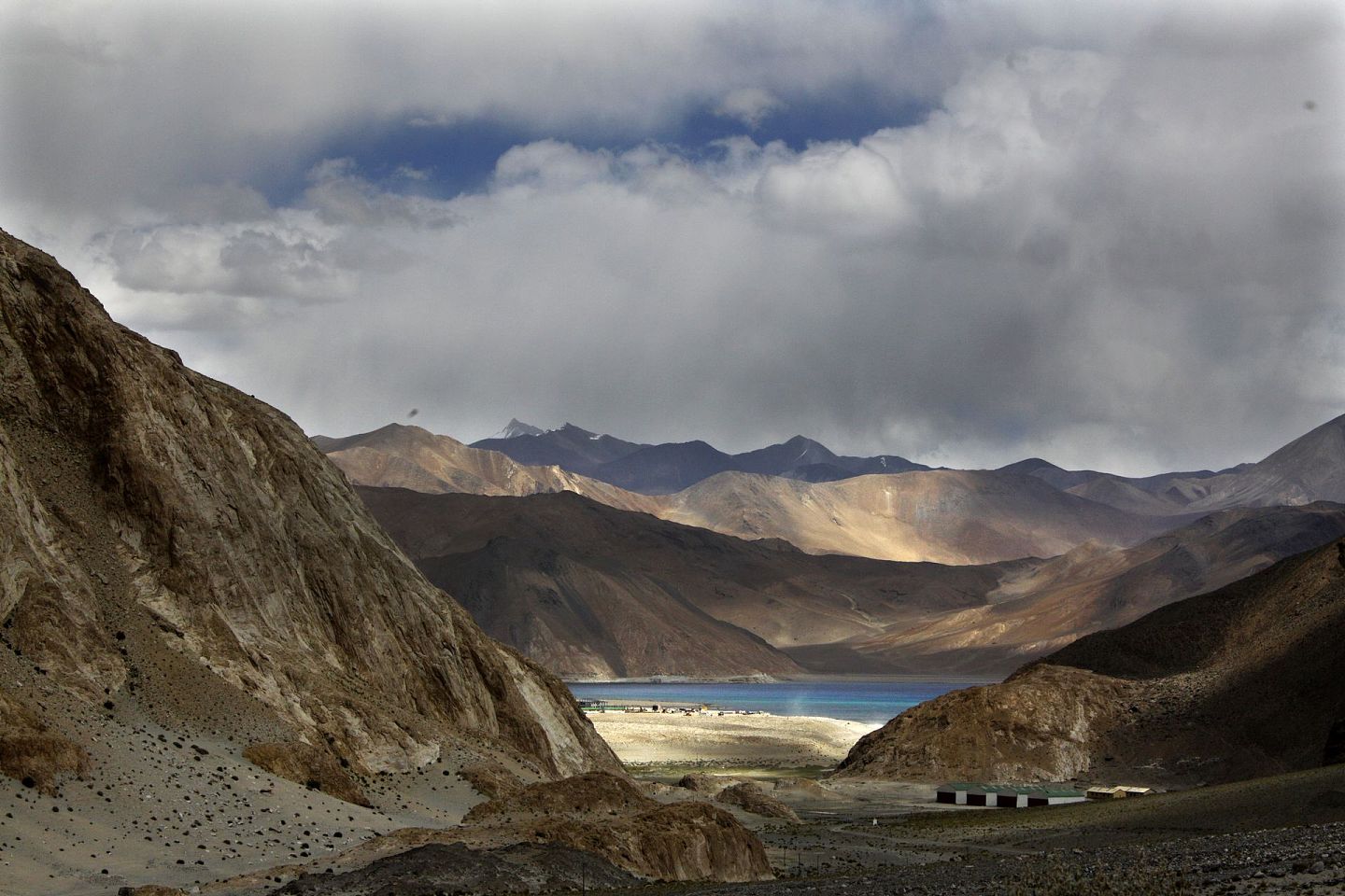 2020年8月31日，在印度拉达克地区一侧拍摄的班公错湖（Pangong Tso），该地点也是中印部队对峙最为激烈地区之一。（AP）