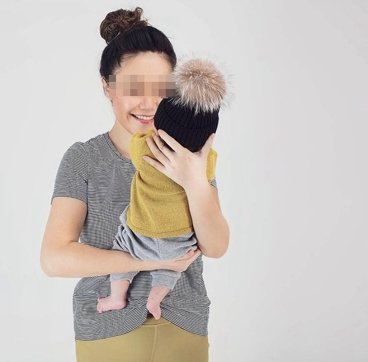 女儿出生后，罗力力在社交平台分享了怀抱女儿的照片。（羅力力insatgram）