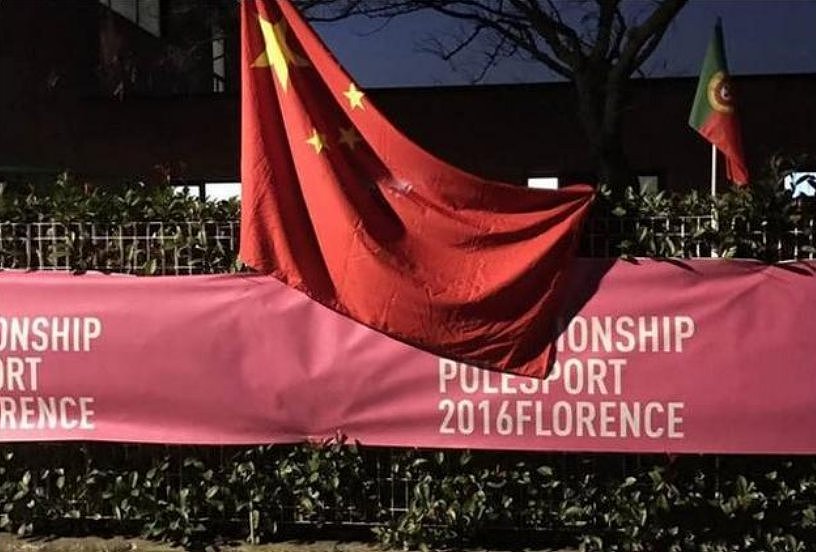 义大利举行的钢管舞世界锦标赛中，因未悬挂中国国旗，导致爱国的中国舞者们退赛。 图: 翻摄自每日头条