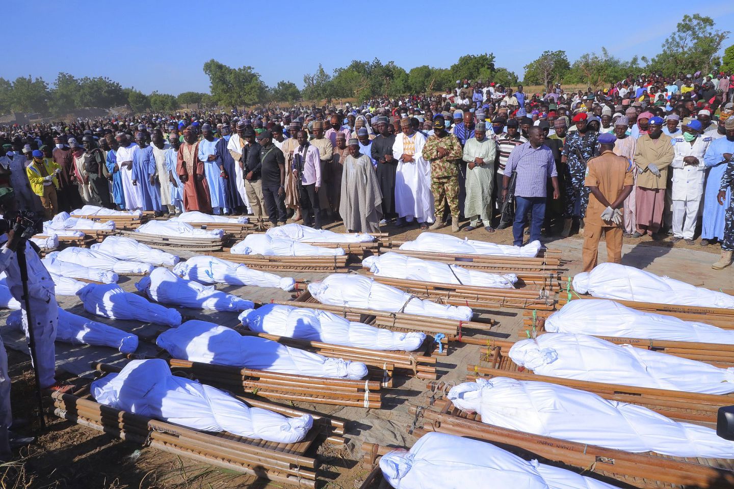 2020年11月29日，在尼日利亚扎巴马尔，人们参加被博科圣地嫌疑武装分子杀害的人的葬礼。（AP）