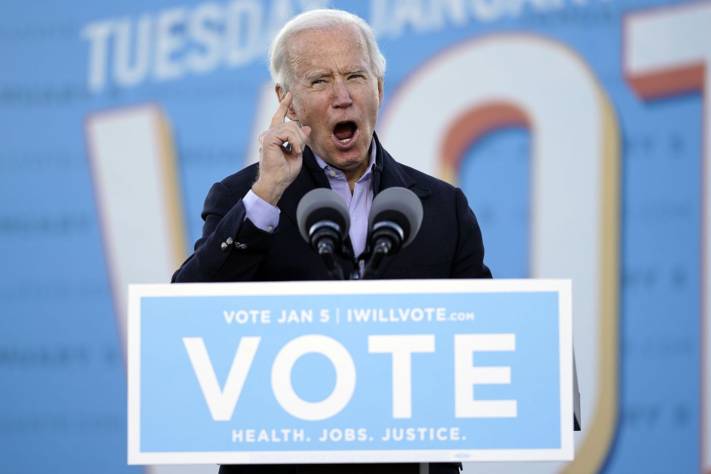 美国当选总统拜登（Joe Biden）于2021年1月4日星期一在亚特兰大发表讲话，他正在为乔治亚州民主党参议员候选人拉斐尔·沃诺克（Raphael Warnock）和乔恩·奥索夫（Jon Ossof）助选。(AP )