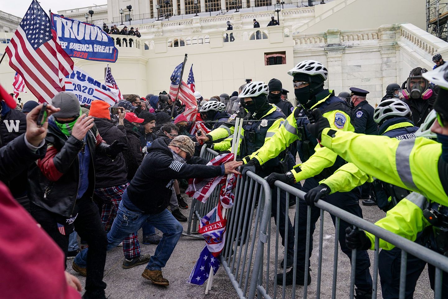 特朗普的支持者周三在华盛顿国会大厦试图突破警察设置的障碍。在国会准备确认当选总统拜登的胜利之际，成千上万的人聚集在一起，对特朗普总统和他声称的选举舞弊表示支持。 （美联社）