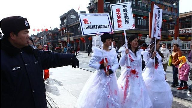 2012年，中国的几名女权人士通过“带血的婚纱”行为艺术，抗议家庭暴力。