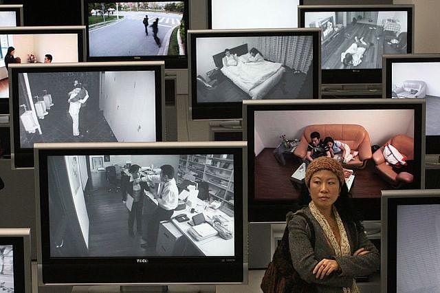 2017年，一名妇女正在参观上海的一个反对家庭暴力的展览。