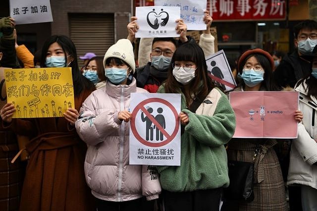 弦子控朱军性骚扰案去年12月在北京开庭，很多支持者前往声援。
