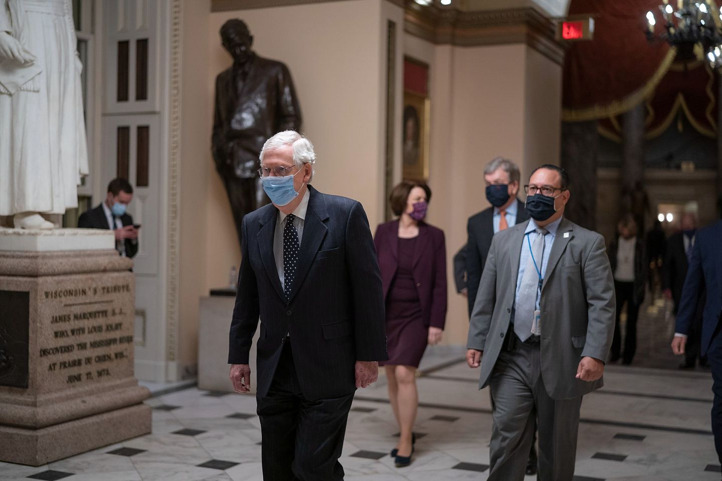 美国参议院多数党领袖麦康奈尔（Mitch McConnell）前往国会大厦出席会议。（AP）