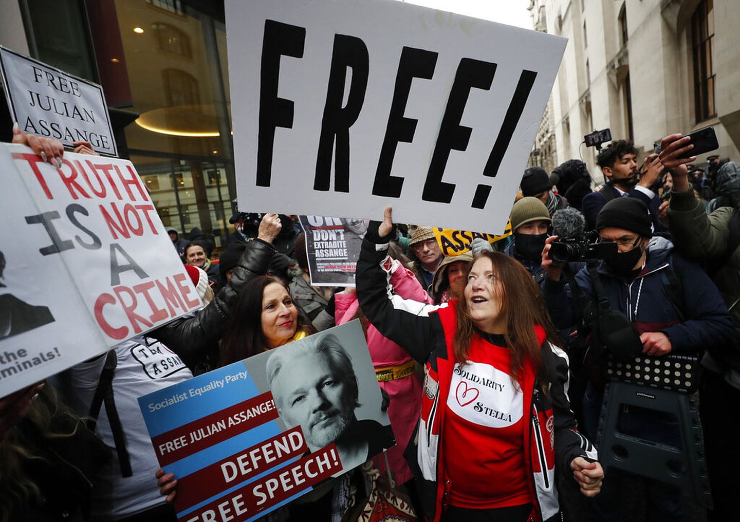 1月4日，阿桑奇的支持者在伦敦的法院外庆祝阿桑奇的胜诉。（AP）