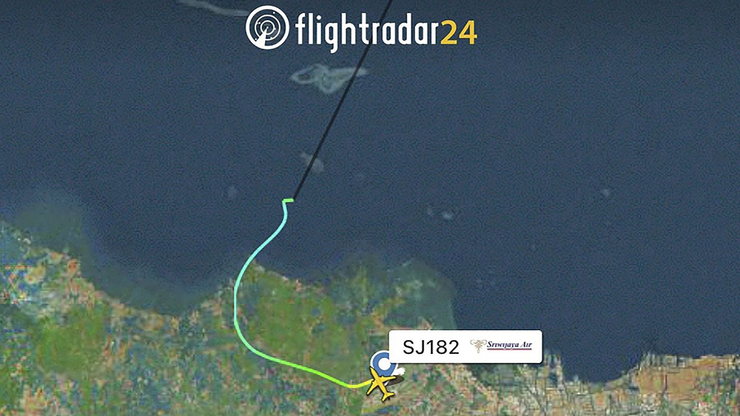 印尼三佛齐空难：图为1月9日航机追踪网站Flightradar24的图片，显示印尼三佛齐航空公司182号航班失事前的飞行路径。（AP）