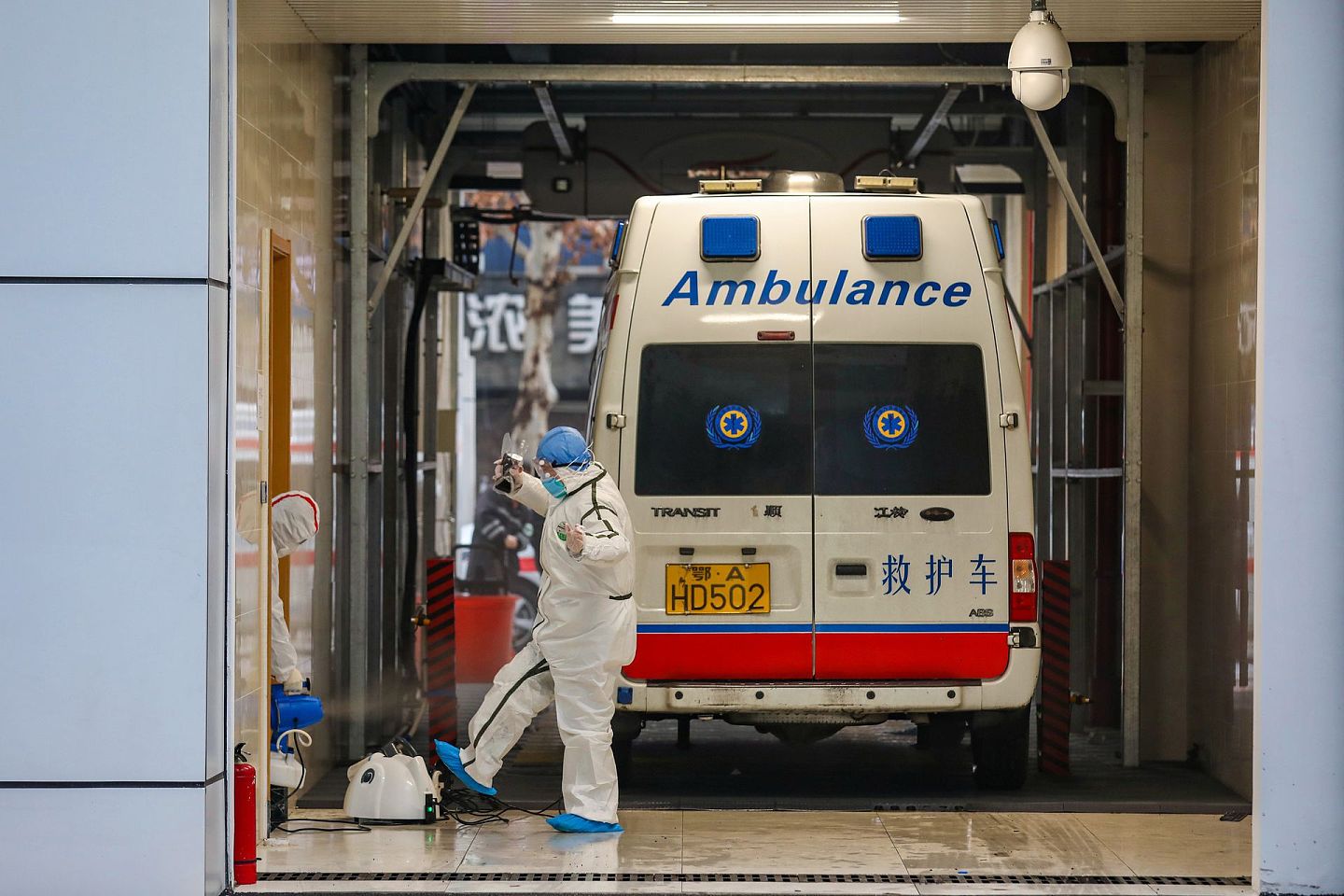 2020年1月26日，中国湖北省武汉市的一名救护人员正在接受消毒。（AP）