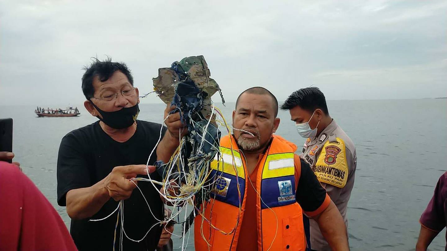 印尼三佛齐空难：图为1月9日在Twitter上流传的照片、显示渔民手持疑似是印尼三佛齐航空公司失事客机的残骸。 （Twitter帐户HzKv）