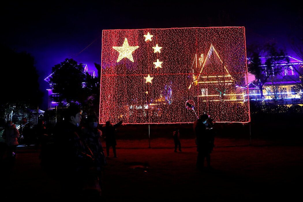武汉一处公园里发光的中国国旗。