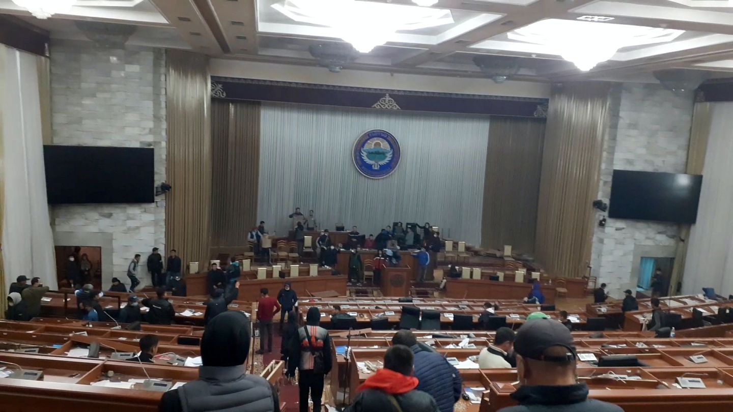 10月5日，吉尔吉斯首都比什凯克，示威者占据国会大楼。（路透社）