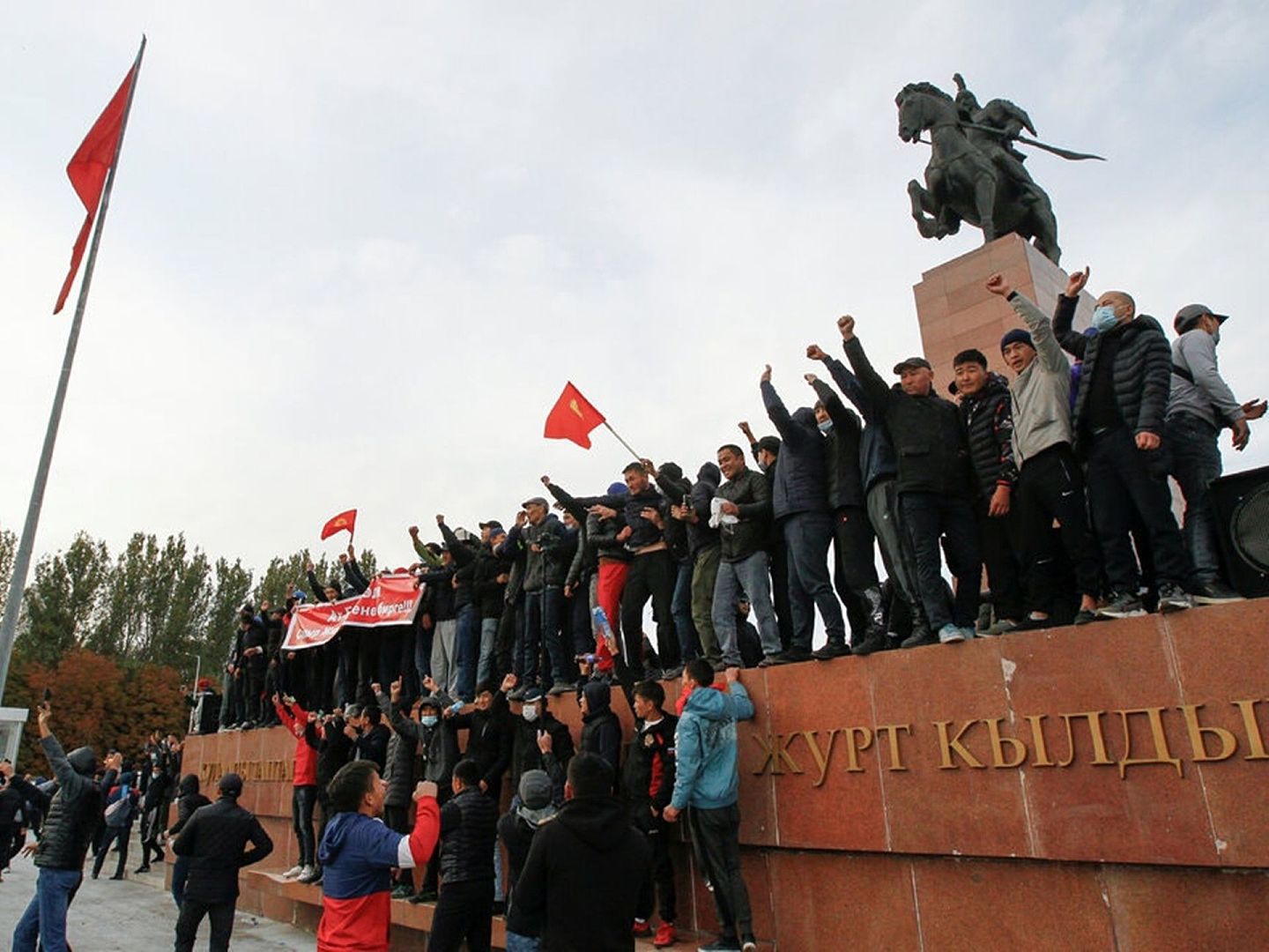 2020年10月10日于吉尔吉斯斯坦首都比什凯克聚集的反对派。（Reuters）