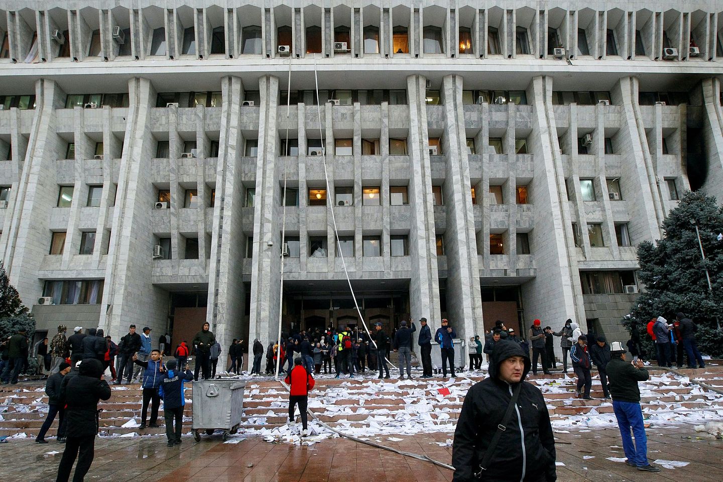 10月6日，示威者控制吉尔吉斯国会大楼，玻璃窗户被打破，文件散落一地。（路透社）