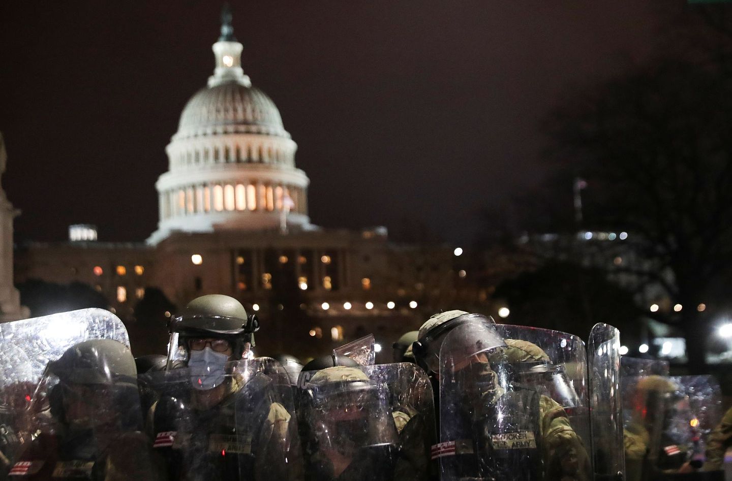 图为2021年1月6日，美国国会外面有国民警卫队驻守。（路透社）