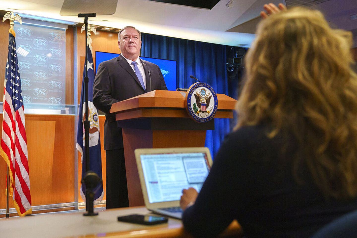 2020年11月10日，美国国务卿蓬佩奥在国务院出席记者会，坚持认定美国总统特朗普会进入第二个任期。（AP）