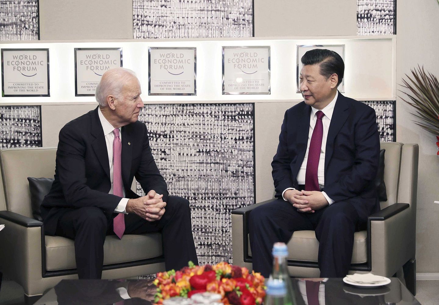 2017年1月17日，中国主席在瑞士达沃斯会见时任美国副总统拜登。拜登上台后，预计会注重同对双边关系的总体把控。（新华社）