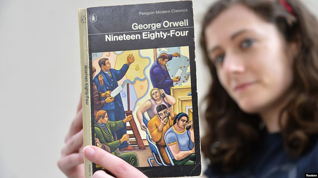 伦敦一家书店女职员手持英国作家乔治·奥威尔著作《1984》（路透社 2013年6月9日）