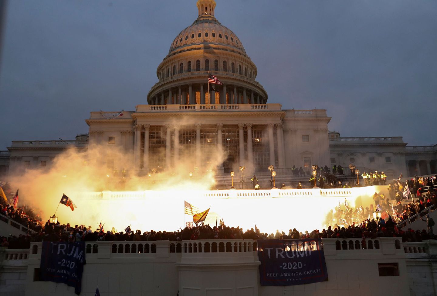 2021年1月6日，特朗普的支持者在美国国会大厦外聚集，期间警察开火。（Reuters）