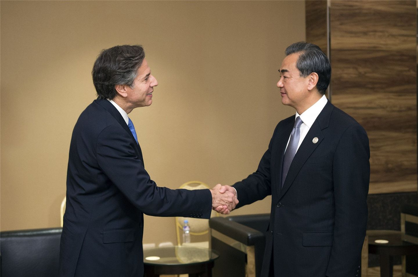 2015年11月17日，中国外交部部长王毅（右）在菲律宾马尼拉应约会见时任美国常务副国务卿布林肯。（新华社）