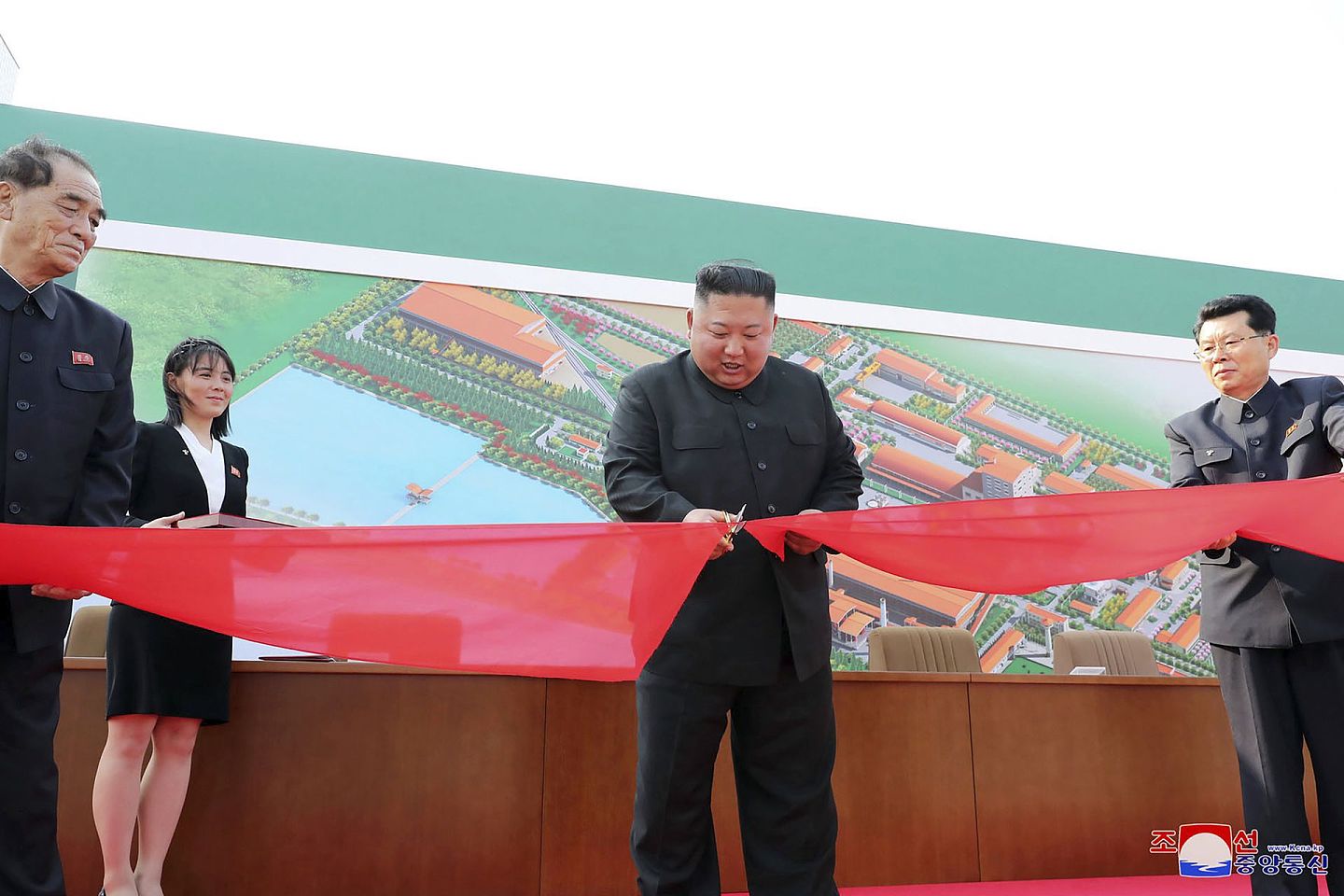 金正恩于2020年5月1日出席位于平安南道的顺天磷肥工厂竣工仪式，金与正（左二）为其递上剪彩用的剪刀。（Reuters）
