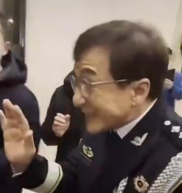 66岁成龙为警察代言，穿制服冻得直哆嗦，与陈宝国合照居C位（组图） - 1