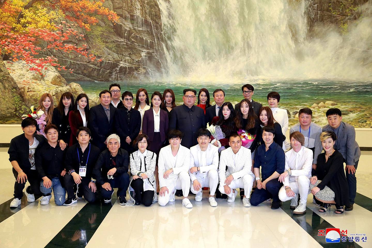 韩国与朝鲜之间曾有十分活跃的文化交流，但朝鲜政府认为，韩国流行文化给当地社会带来相当大的冲击，并不断出台措施进行管控。 图为2018年4月1日，韩国艺术团在平壤进行演出，艺术团成员拍照留念。 （朝中社）