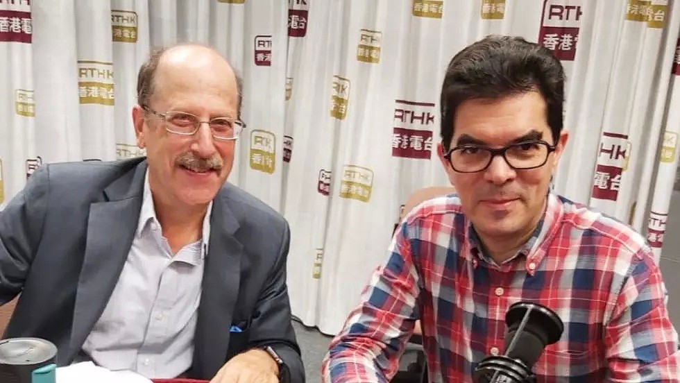 香港著名证券评论员David Webb（右）早前接受香港电台访问。（香港电台面书截图）
