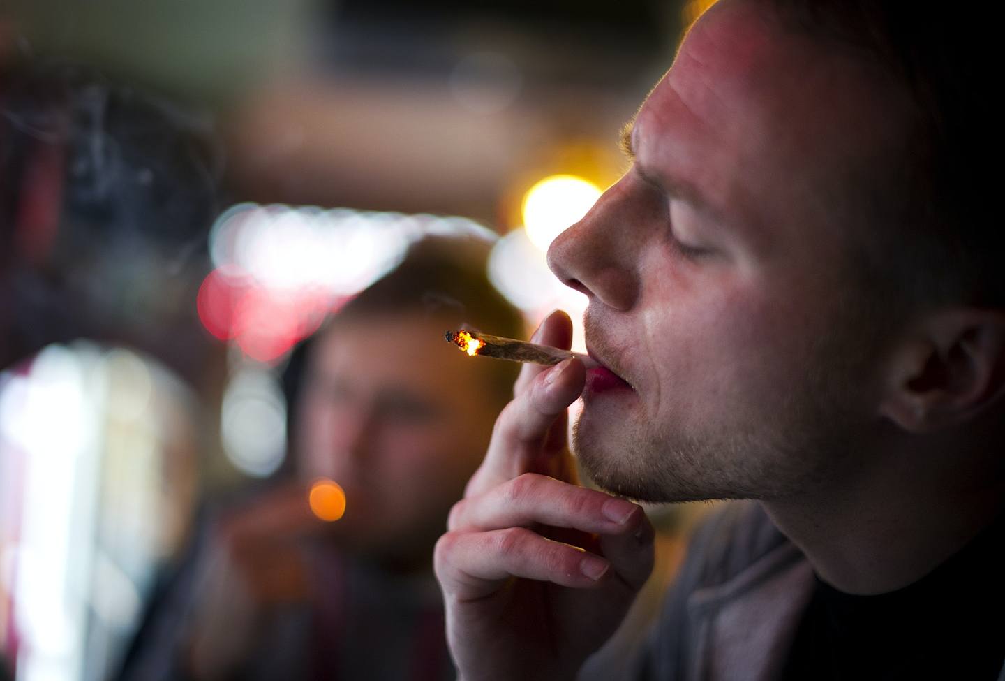 图为2012年11月1日，来自伦敦的旅客于荷兰阿姆斯特丹的大麻店吸食大麻。 （Getty Images）