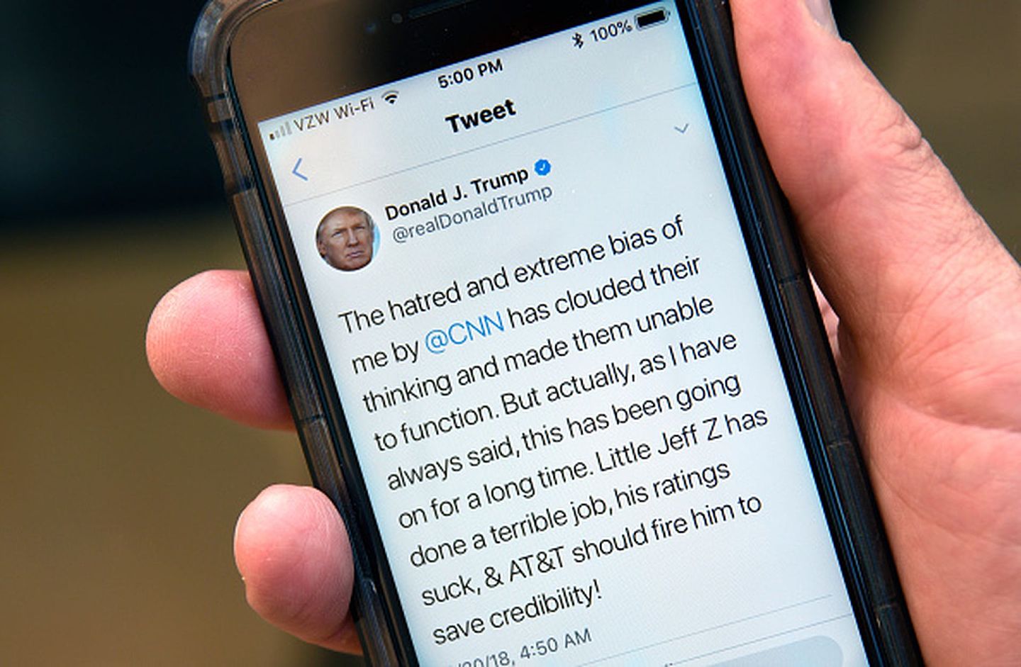 推特已经成为特朗普反击美国主流媒体“围剿”的重要平台。图为2018年8月30日，特朗普在推特上发表的一段抨击CNN“假新闻”的评论。（Getty Images）