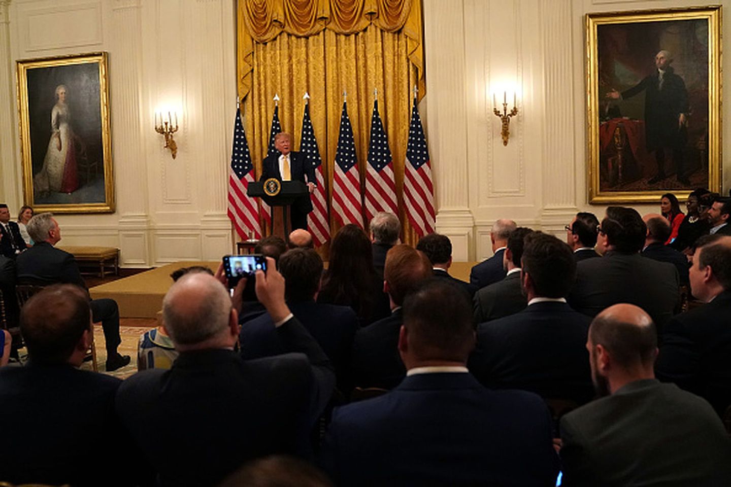 特朗普与社交媒体巨头之间的关系始终纠缠不清，图为2019年7月11日，特朗普在白宫主持社交媒体总统峰会。（Getty Images）