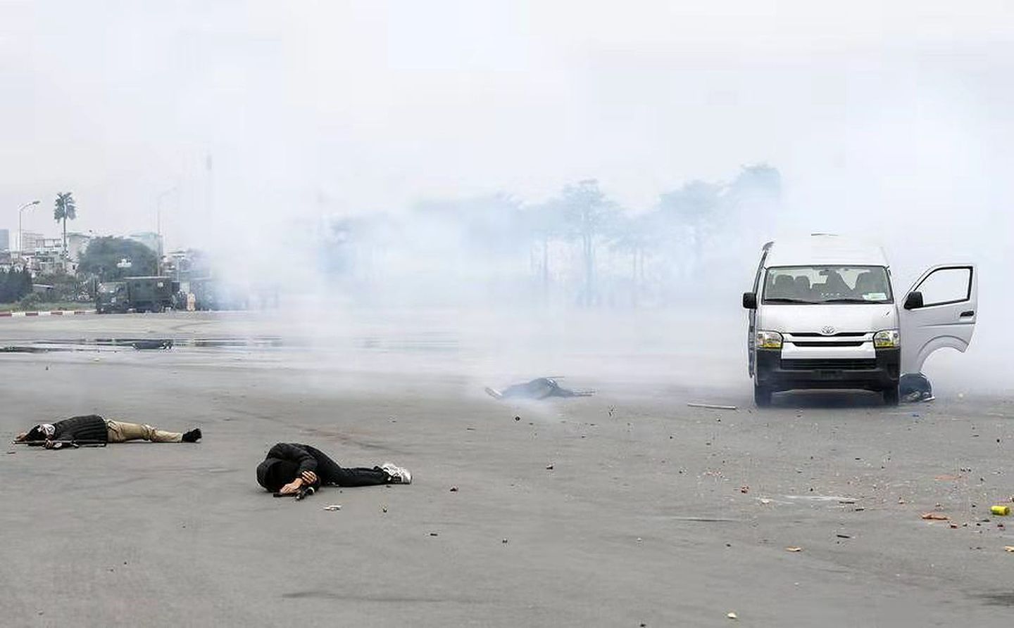 在机动部队兵分两路，当场还击后，袭击者被全数打死。（越南快报网页截图）