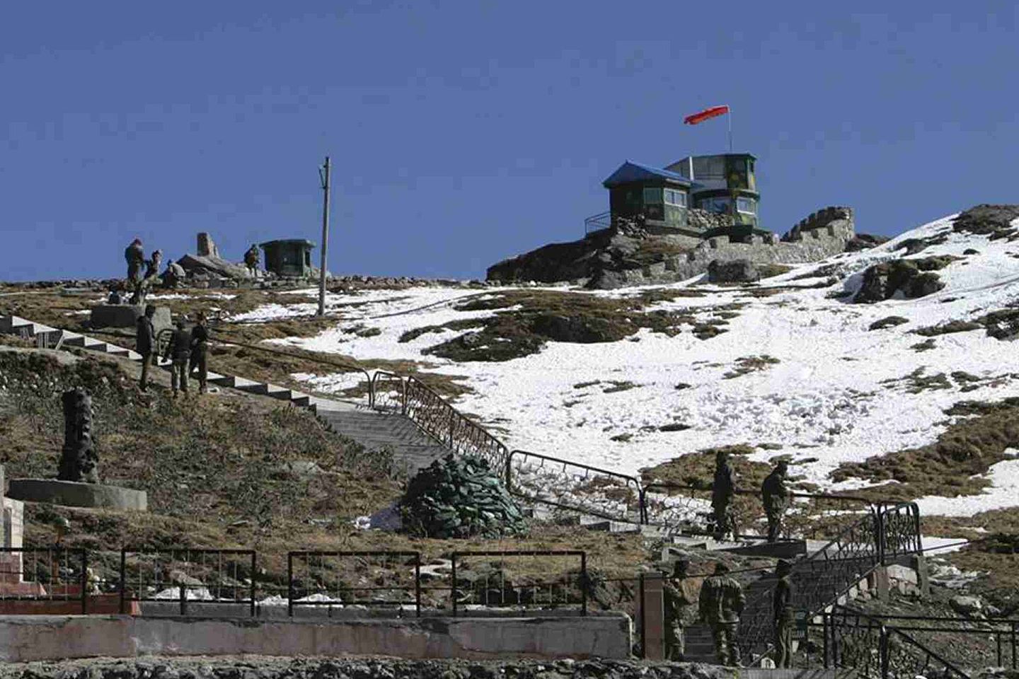 网络流传中印边境锡金北部地区的印军哨所在2020年11月遭遇雪崩。（微博@石宏观察）