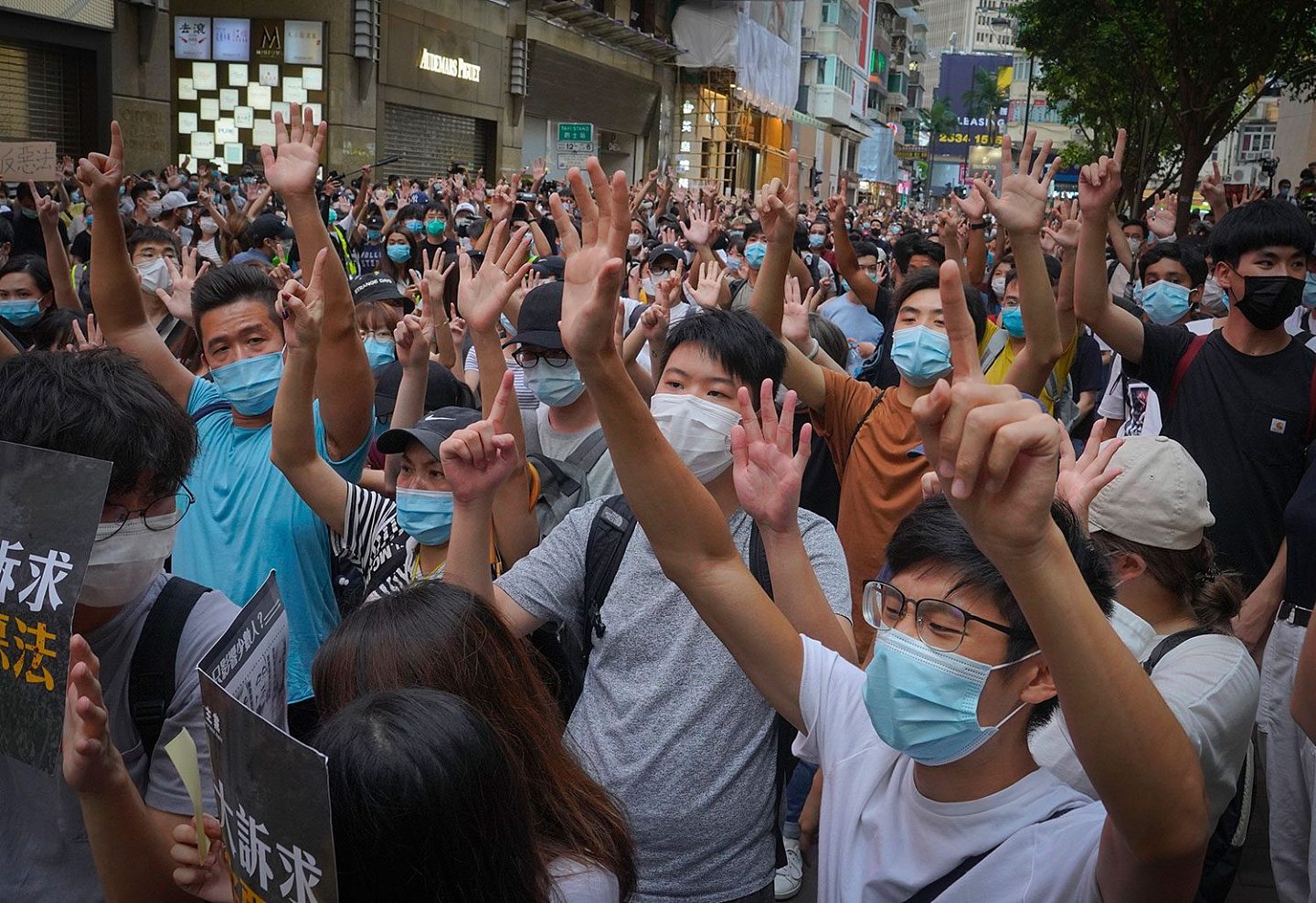 2020年7月1日，香港主权移交23周年纪念日，抗议者举“五大诉求 缺一不可”的常用手势抵制港版国安法。 （美联社）