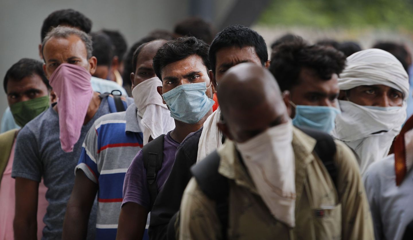 印度的新冠肺炎疫情仍未得到控制。图为2020年8月18日，印度新德里的返乡务工人员排队等待新冠病毒检测。（AP）