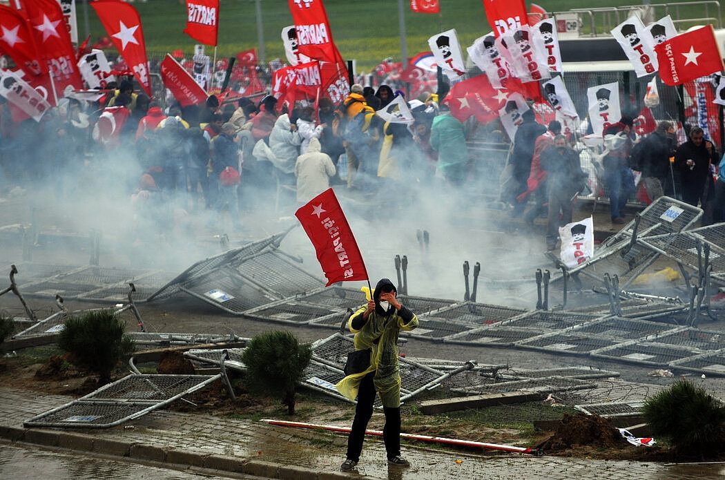 2013年，土耳其一家法院外的抗议者，法院当时在审理对275人试图推翻政府的指控。土耳其领导人后来承认这是个假案。