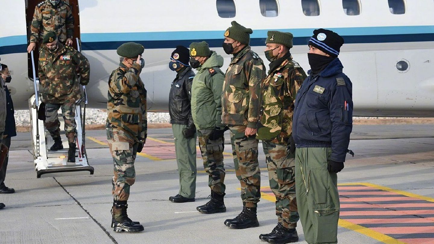 2020年12月23日，印度陆军参谋长纳拉万（中，行军礼者）到访列城。（Twitter@adgpi）