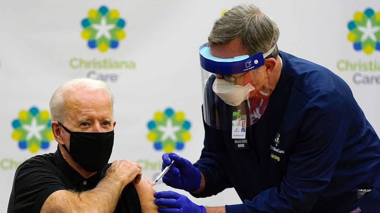 美国候任总统拜登1月11日在特拉华州纽瓦克市克里斯蒂安娜医院注射第2剂新冠疫苗。（Reuters）