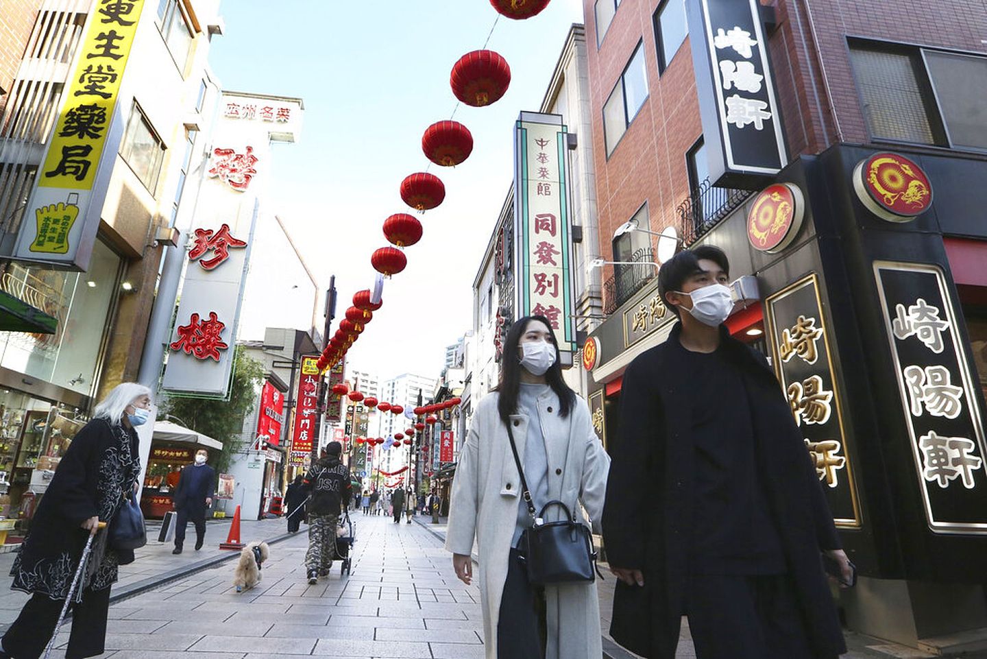 2020年12月1日，佩戴口罩的行人走在横滨的中华街上。（AP）